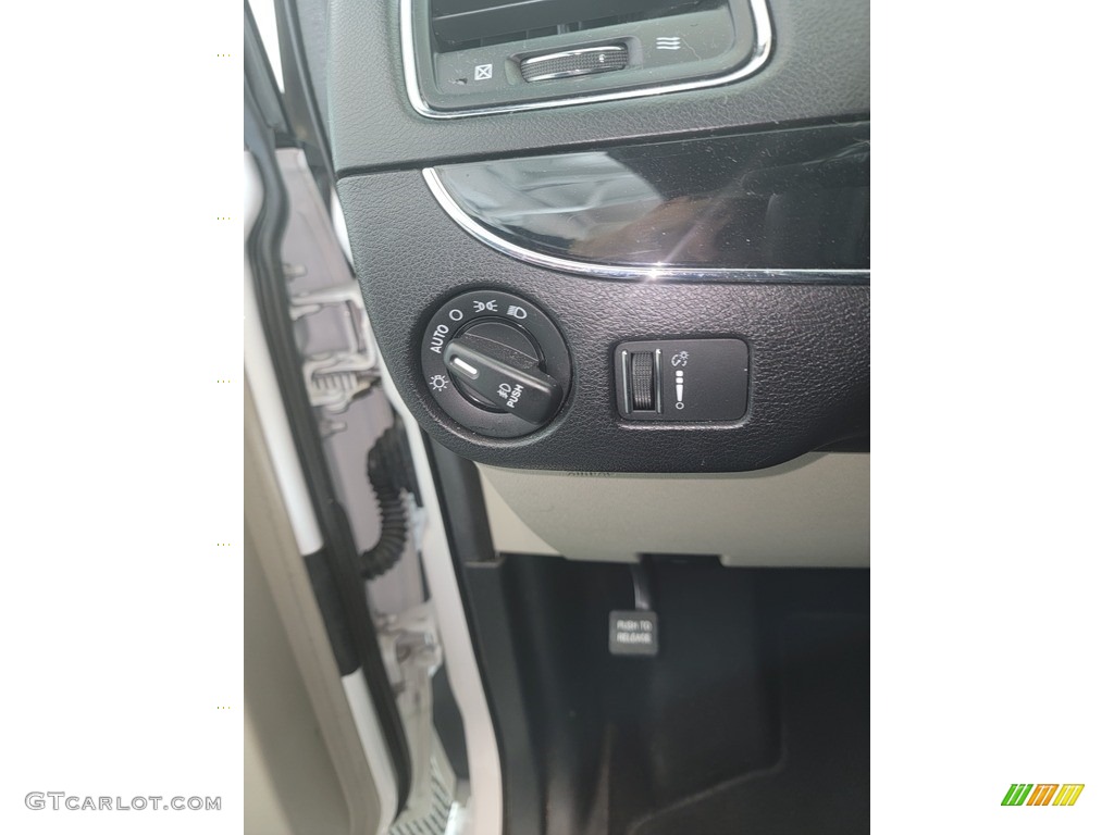 2017 Grand Caravan SXT - White Knuckle / Black/Light Graystone photo #17