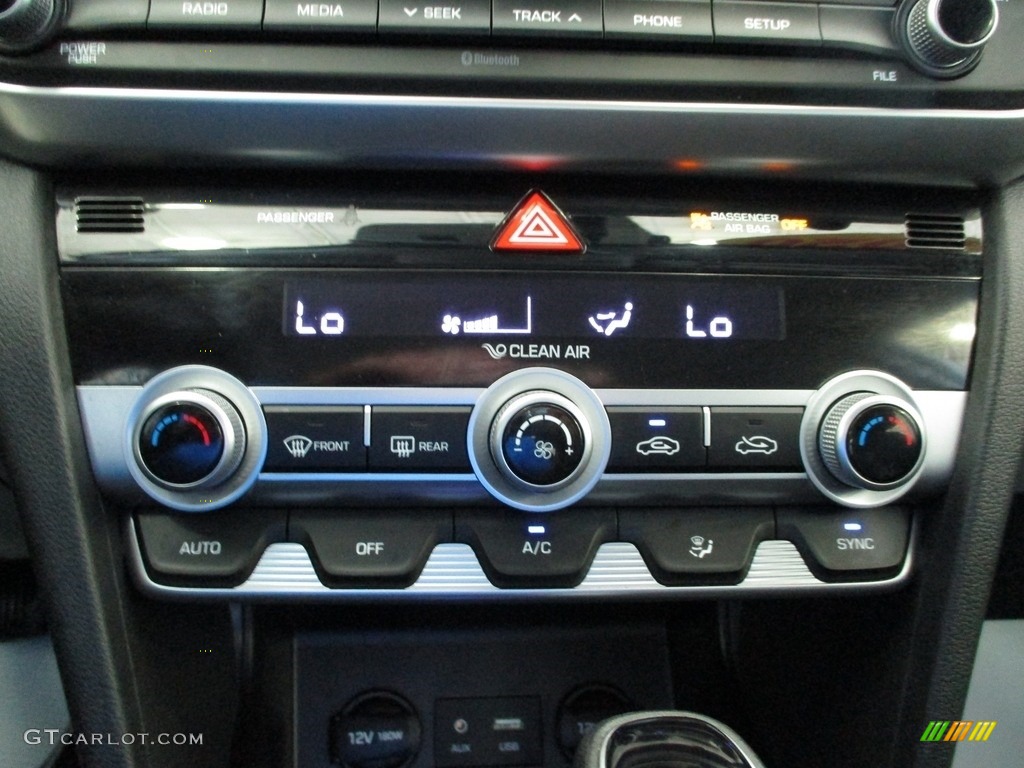 2020 Hyundai Elantra SE Controls Photos