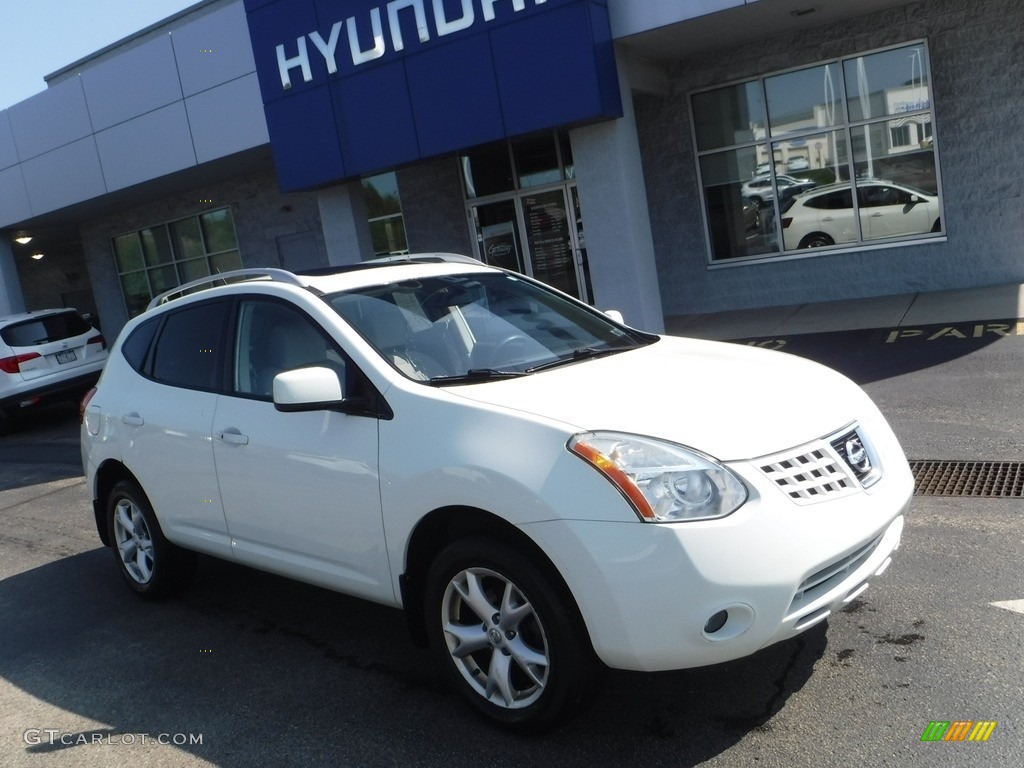 Phantom White Pearl Nissan Rogue