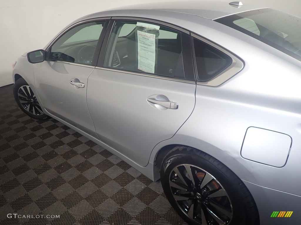 2018 Altima 2.5 SV - Brilliant Silver / Charcoal photo #18