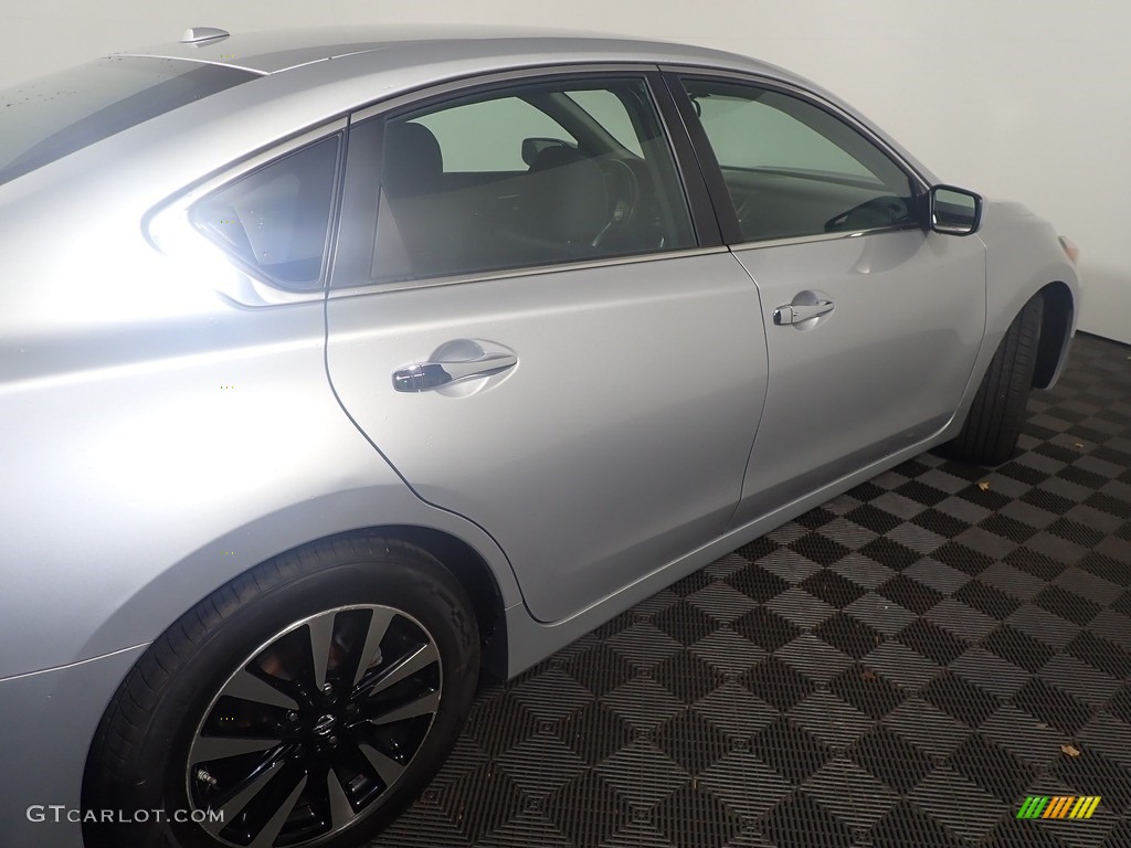2018 Altima 2.5 SV - Brilliant Silver / Charcoal photo #19