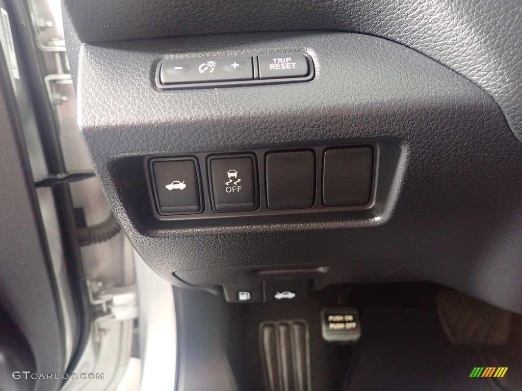 2018 Altima 2.5 SV - Brilliant Silver / Charcoal photo #31