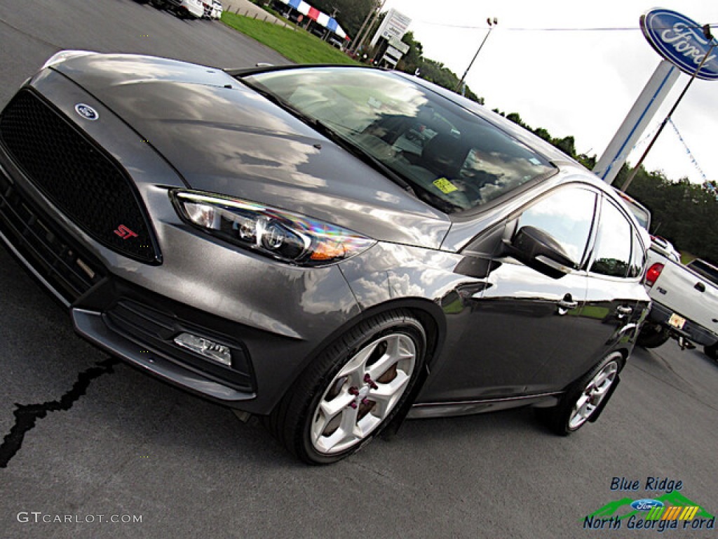 2017 Focus ST Hatch - Magnetic / Charcoal Black Recaro Leather photo #29