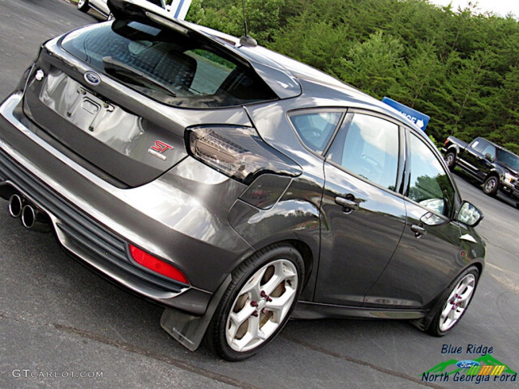 2017 Focus ST Hatch - Magnetic / Charcoal Black Recaro Leather photo #31