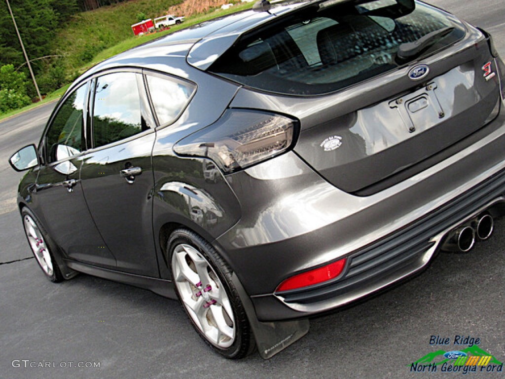 2017 Focus ST Hatch - Magnetic / Charcoal Black Recaro Leather photo #32