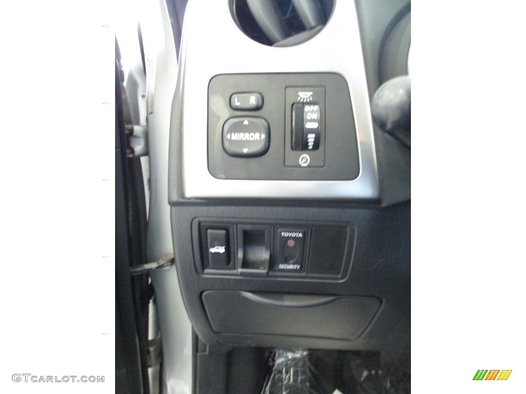 2004 Toyota Matrix XR AWD Controls Photo #142788154