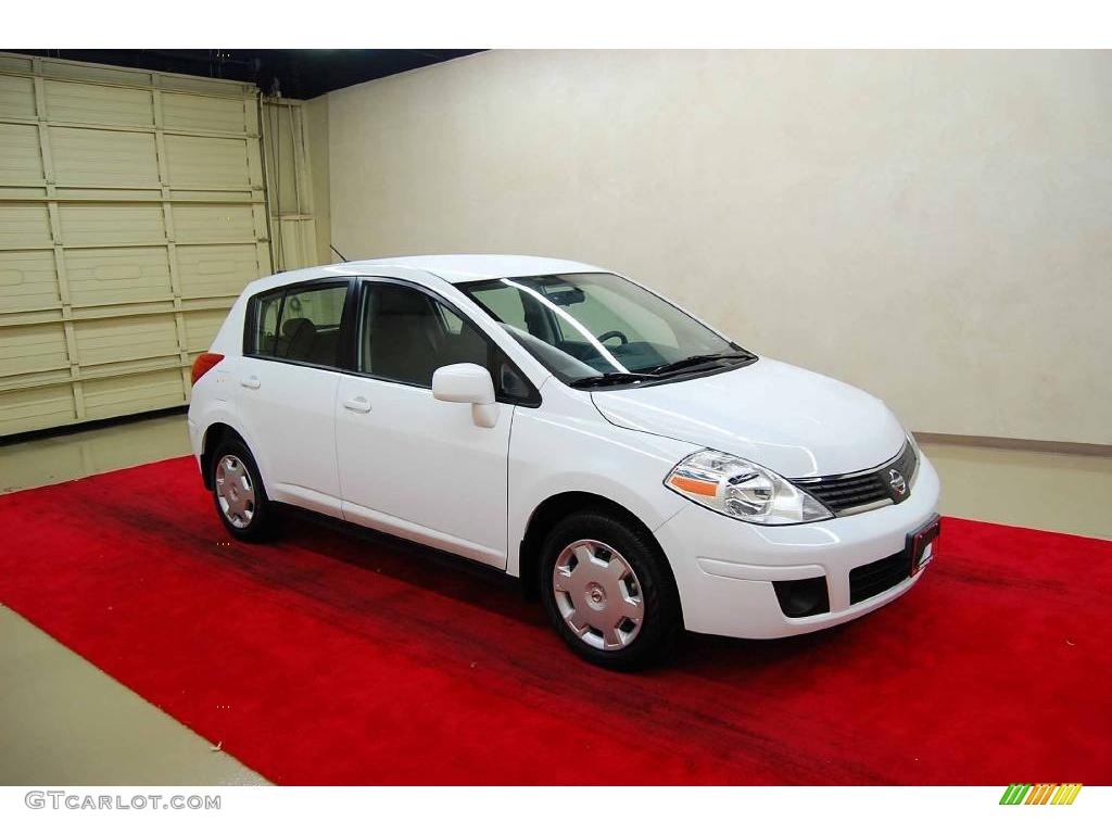 Fresh Powder White Nissan Versa