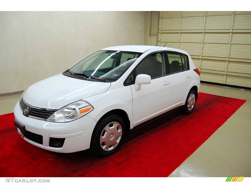 2008 Versa 1.8 S Hatchback - Fresh Powder White / Charcoal photo #3