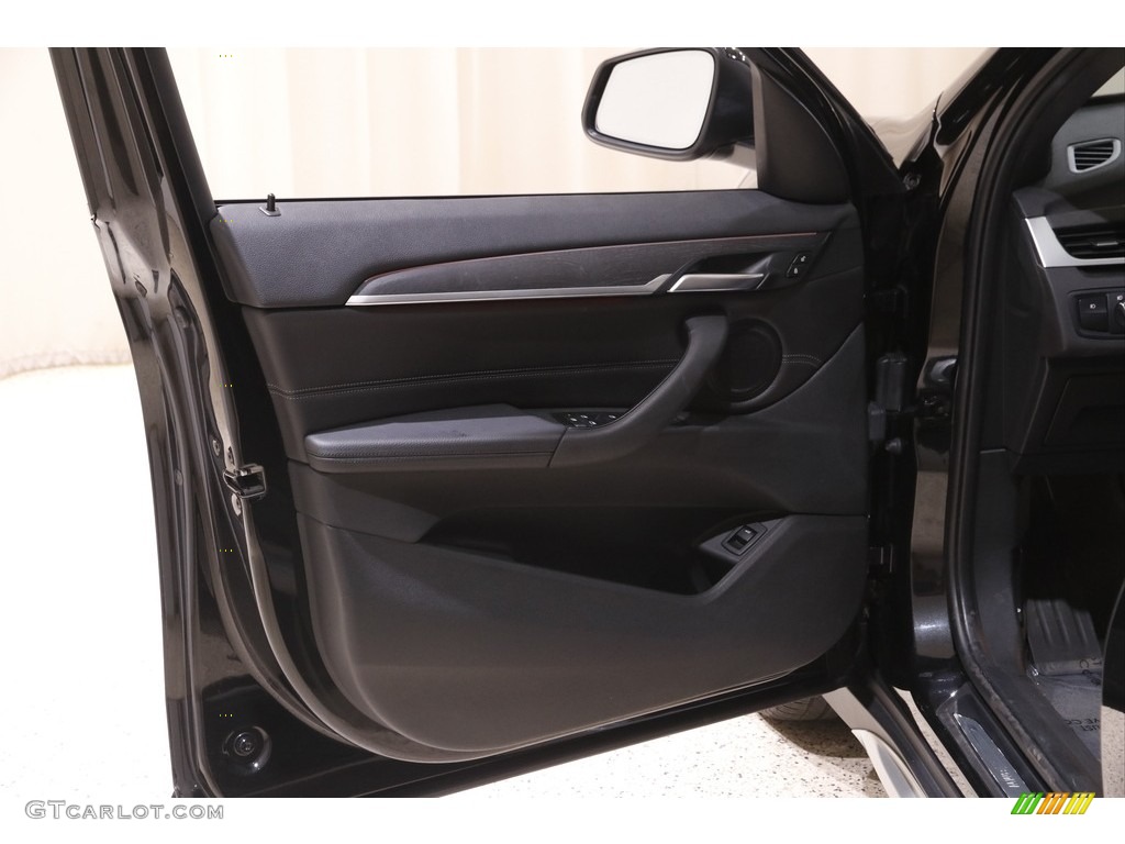 2017 X1 xDrive28i - Black Sapphire Metallic / Black photo #4