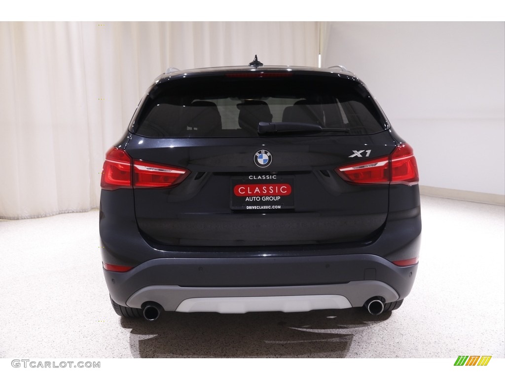 2017 X1 xDrive28i - Black Sapphire Metallic / Black photo #21