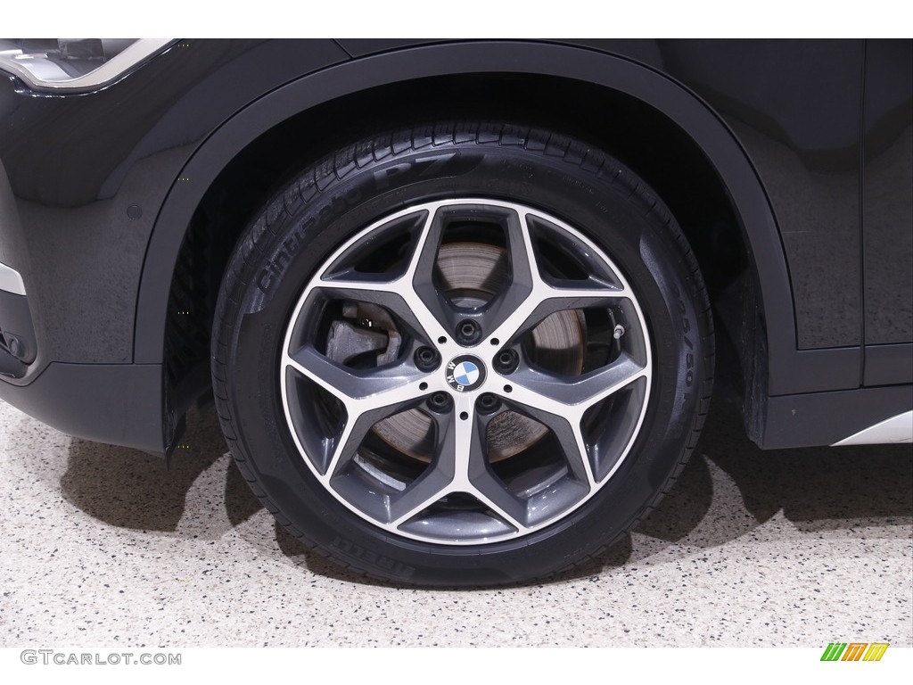 2017 X1 xDrive28i - Black Sapphire Metallic / Black photo #23
