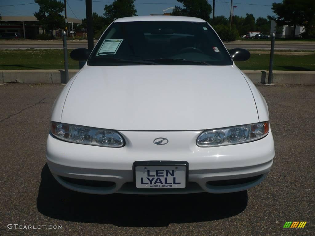 2004 Alero GL1 Sedan - Arctic White / Pewter photo #2