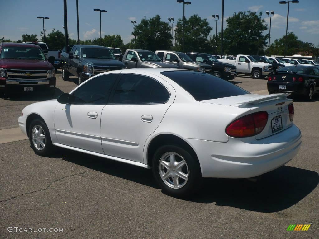 2004 Alero GL1 Sedan - Arctic White / Pewter photo #4