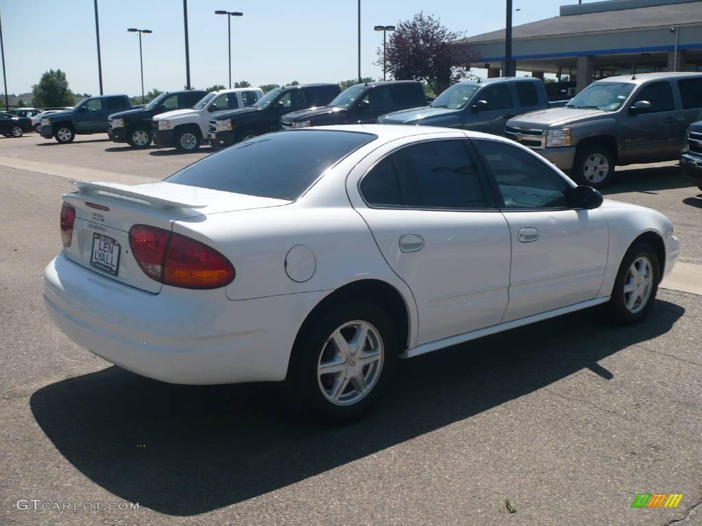 2004 Alero GL1 Sedan - Arctic White / Pewter photo #6