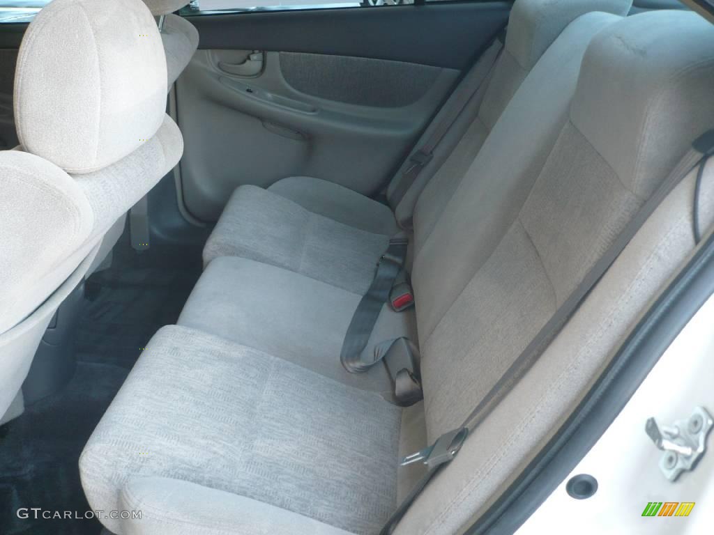 2004 Alero GL1 Sedan - Arctic White / Pewter photo #10