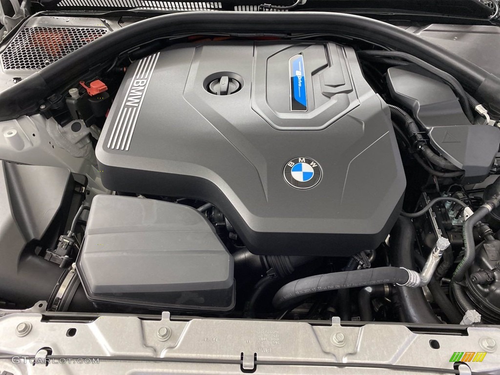 2022 BMW 3 Series 330e Sedan Engine Photos