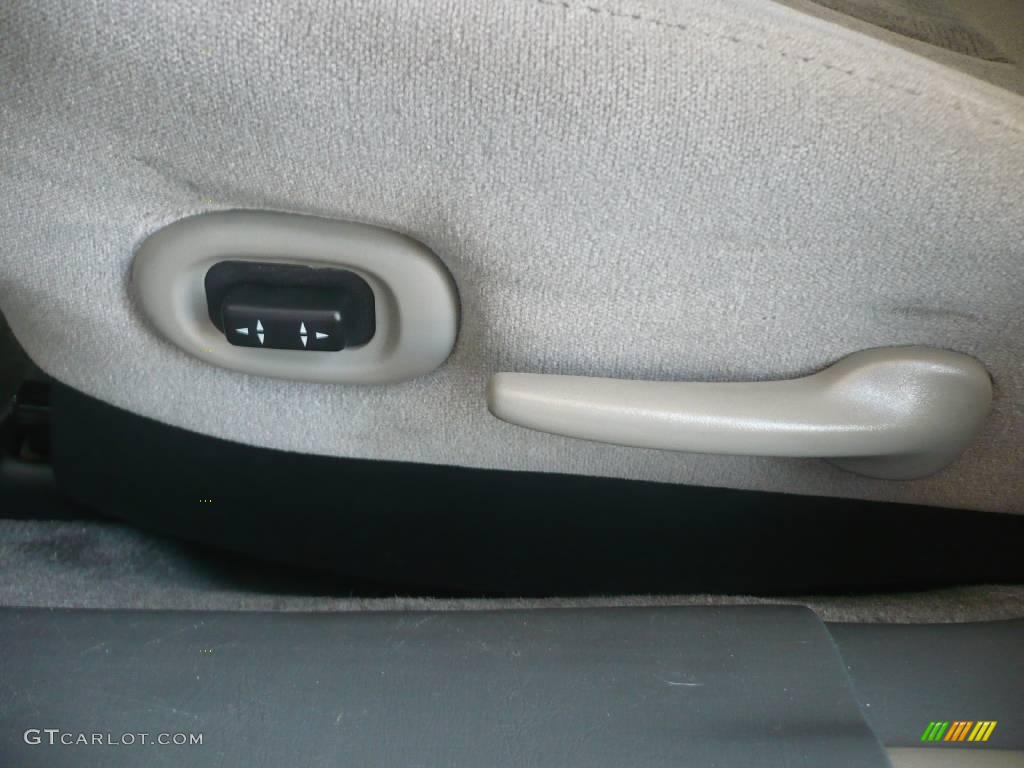 2004 Alero GL1 Sedan - Arctic White / Pewter photo #22