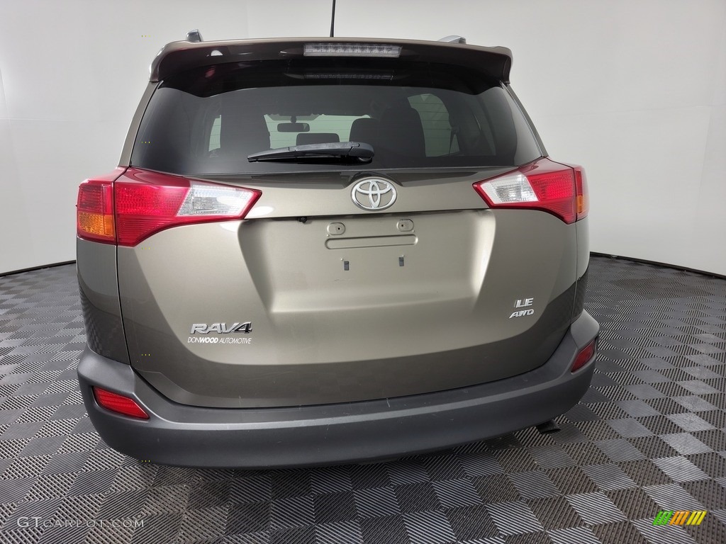 2015 RAV4 LE - Pyrite Mica / Black photo #8