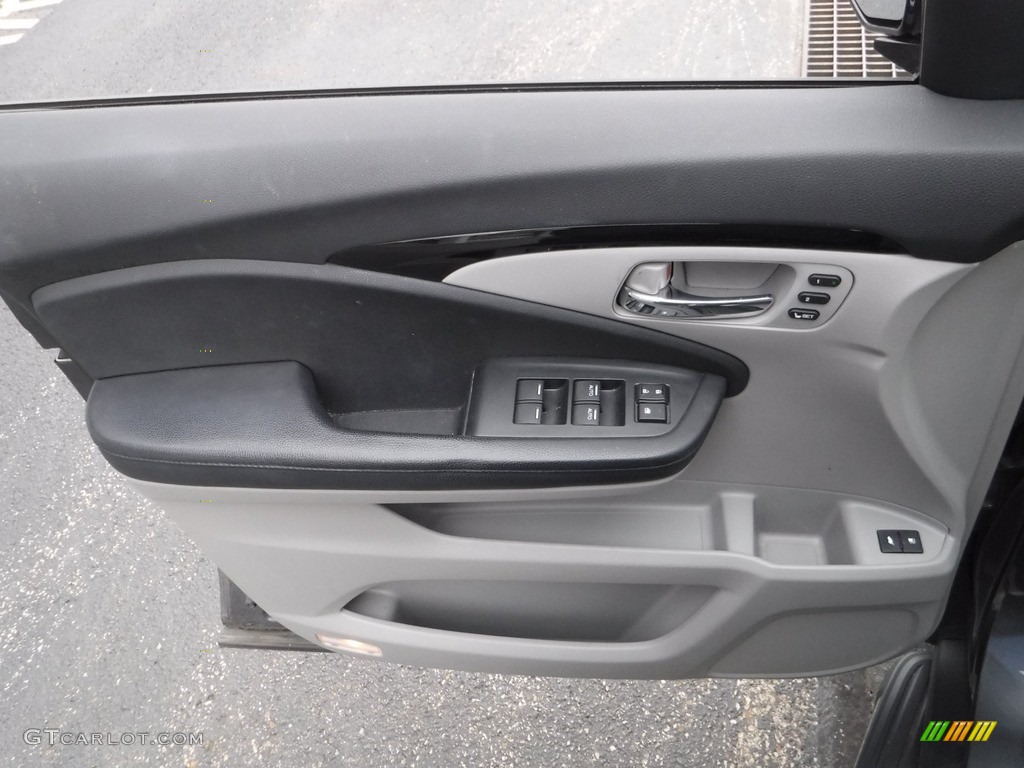 2016 Honda Pilot Touring AWD Gray Door Panel Photo #142836426