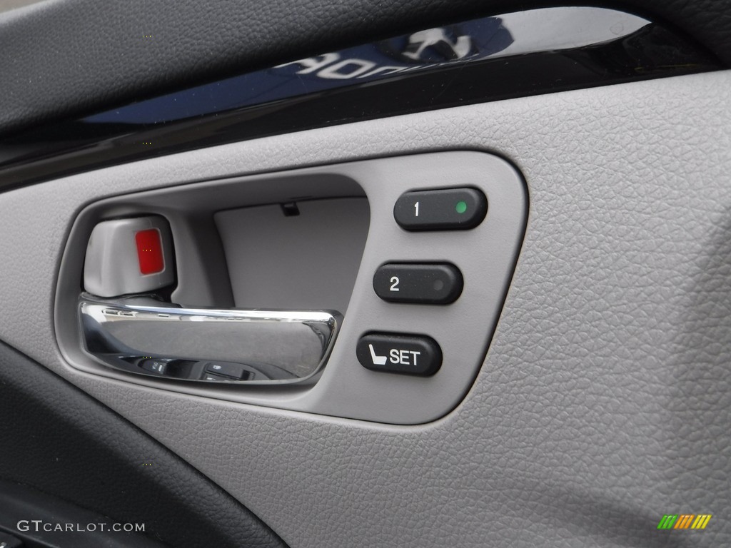2016 Honda Pilot Touring AWD Gray Door Panel Photo #142836450
