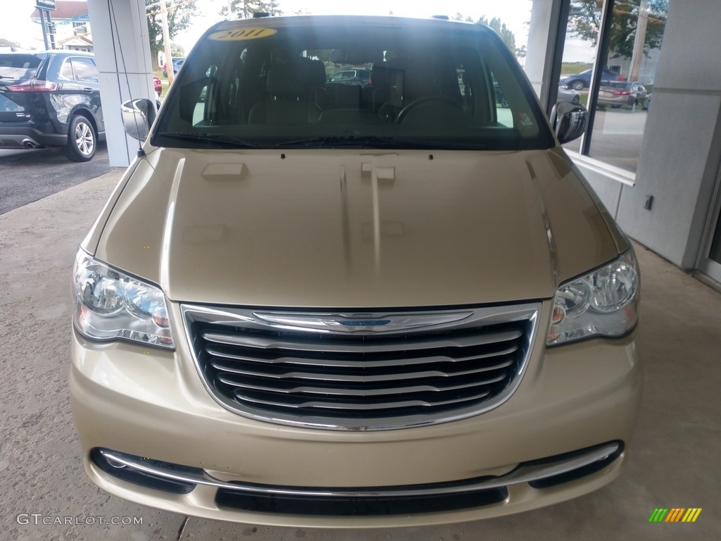 2011 Town & Country Touring - L - White Gold Metallic / Dark Frost Beige/Medium Frost Beige photo #9