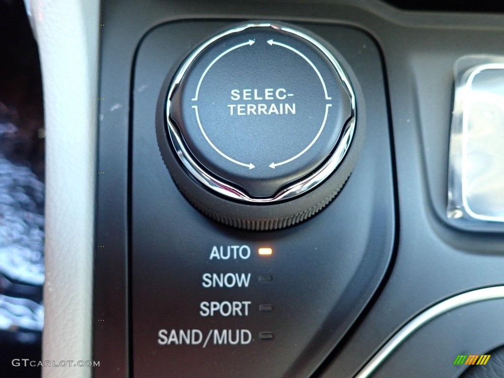 2021 Jeep Cherokee Latitude Lux 4x4 Controls Photo #142846275