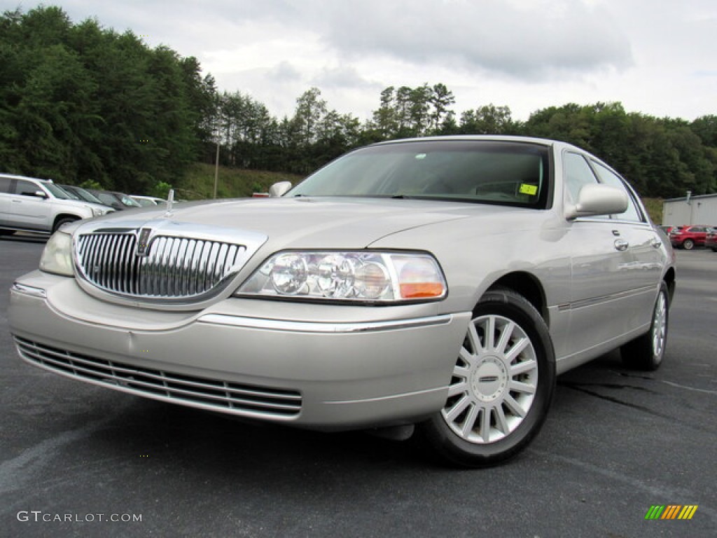 2005 Town Car Signature - Silver Birch Metallic / Light Parchment/Medium Dark Parchment photo #1
