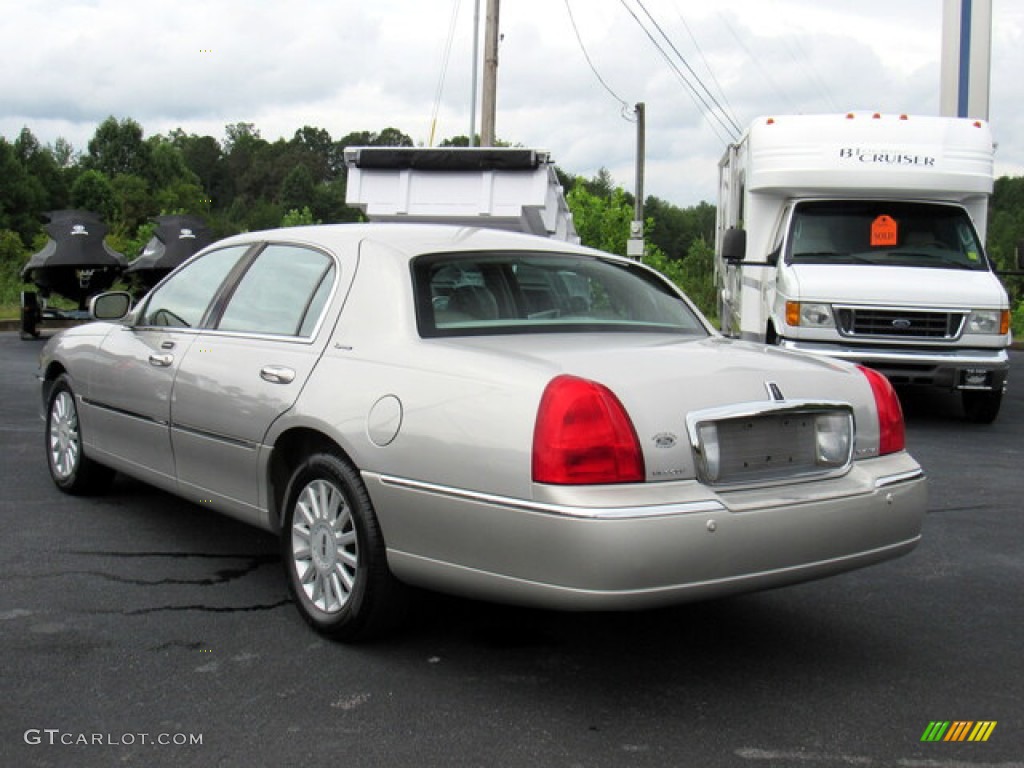 2005 Town Car Signature - Silver Birch Metallic / Light Parchment/Medium Dark Parchment photo #3