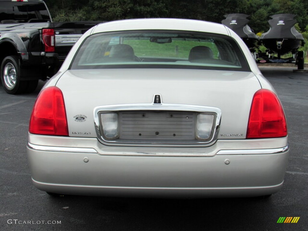 2005 Town Car Signature - Silver Birch Metallic / Light Parchment/Medium Dark Parchment photo #4