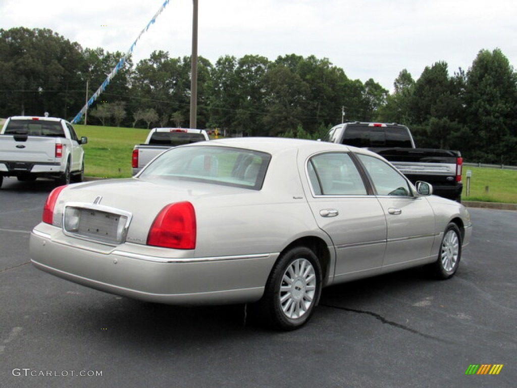 2005 Town Car Signature - Silver Birch Metallic / Light Parchment/Medium Dark Parchment photo #5