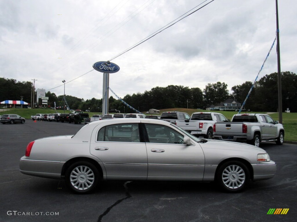 2005 Town Car Signature - Silver Birch Metallic / Light Parchment/Medium Dark Parchment photo #6