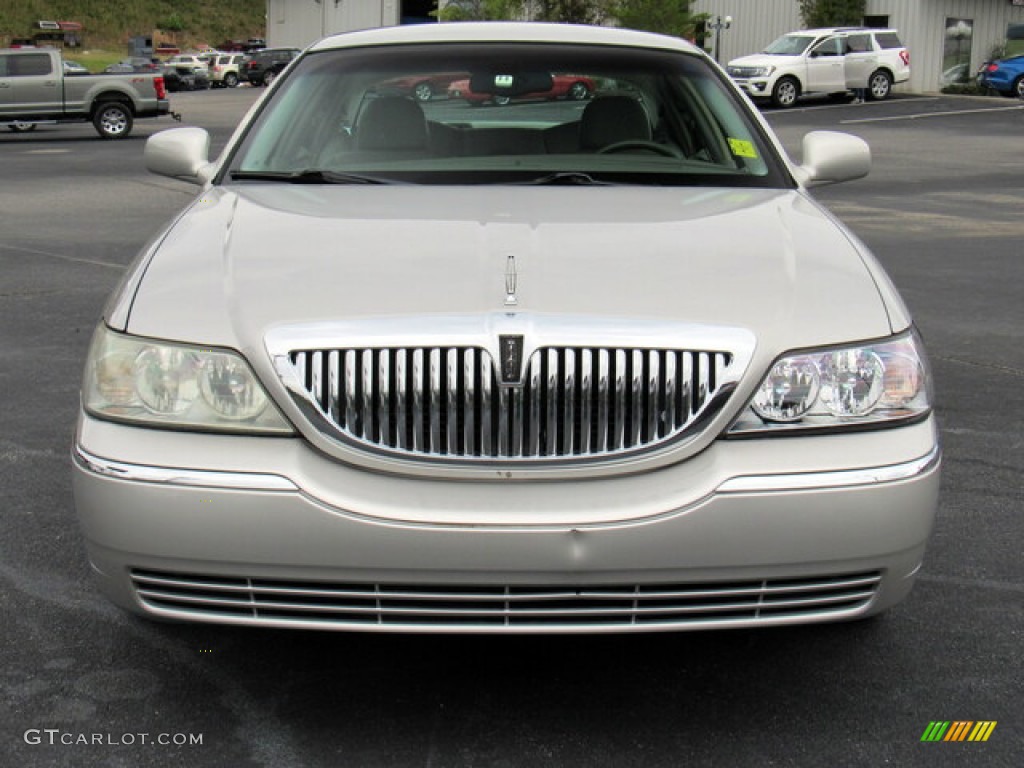 2005 Town Car Signature - Silver Birch Metallic / Light Parchment/Medium Dark Parchment photo #8
