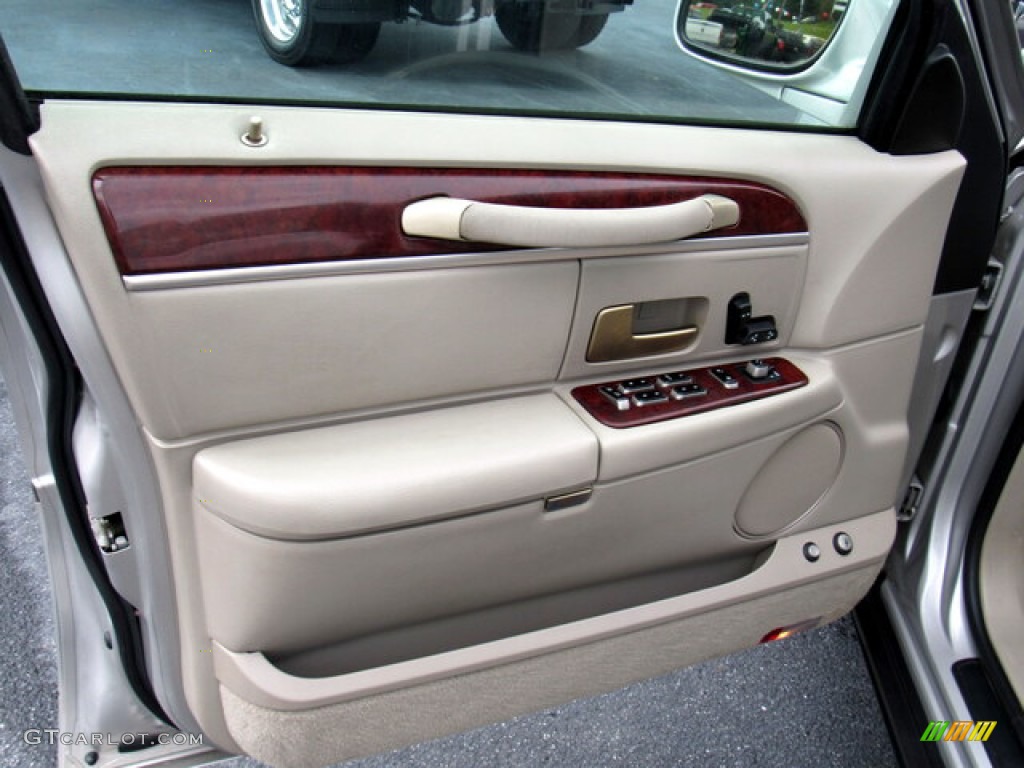 2005 Town Car Signature - Silver Birch Metallic / Light Parchment/Medium Dark Parchment photo #10