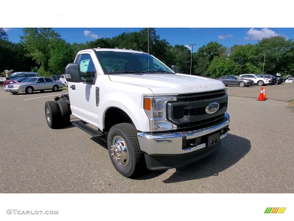 2022 F350 Super Duty XL Regular Cab 4x4 Chassis - Oxford White / Medium Earth Gray photo #1