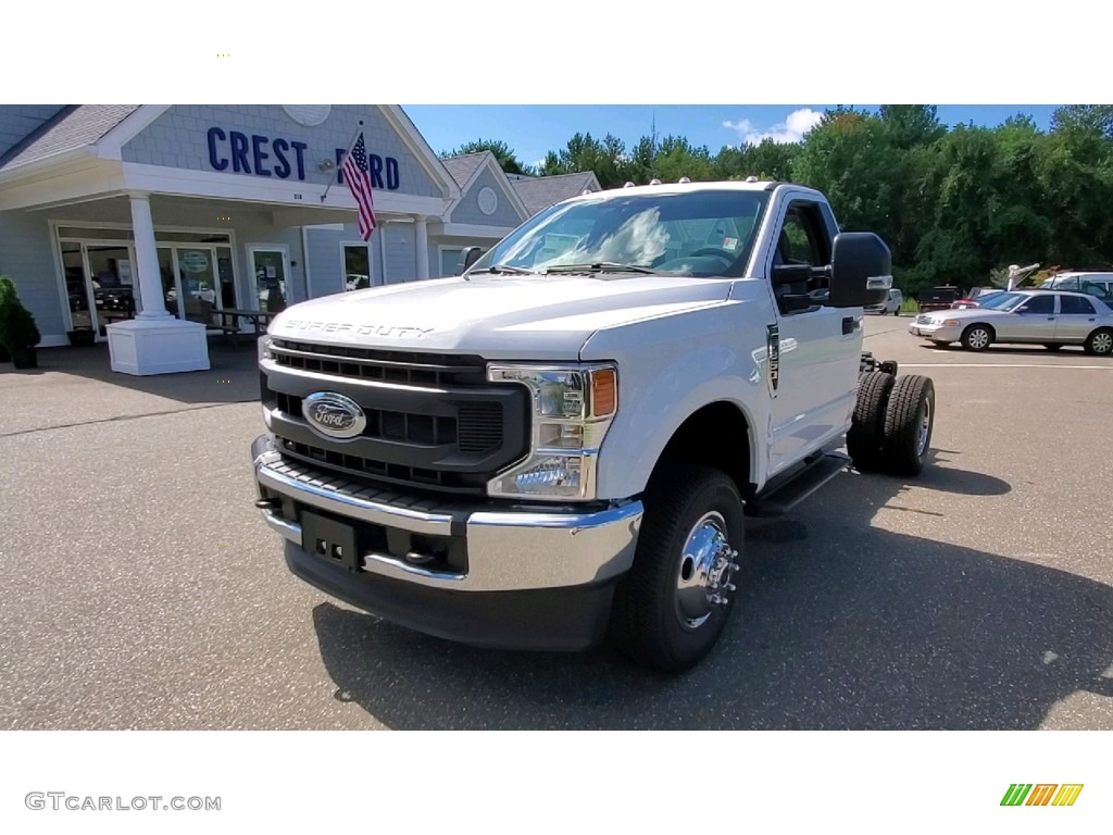 2022 F350 Super Duty XL Regular Cab 4x4 Chassis - Oxford White / Medium Earth Gray photo #3