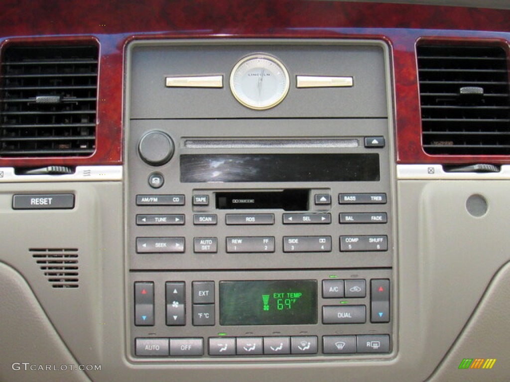 2005 Town Car Signature - Silver Birch Metallic / Light Parchment/Medium Dark Parchment photo #18