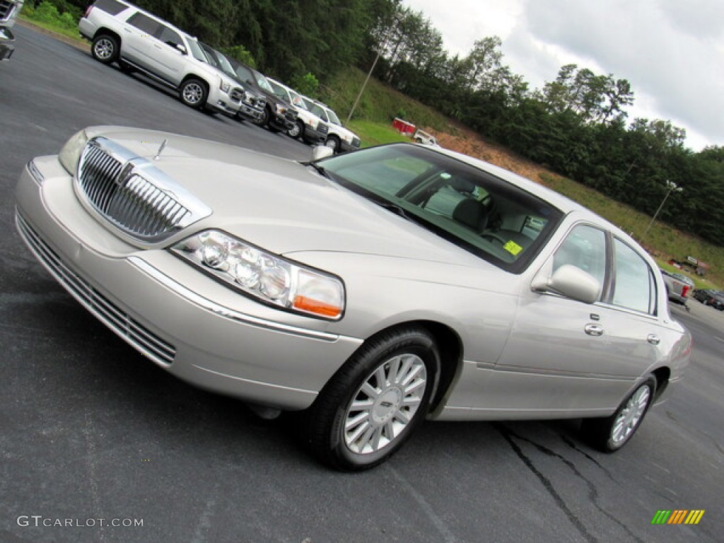 2005 Town Car Signature - Silver Birch Metallic / Light Parchment/Medium Dark Parchment photo #20