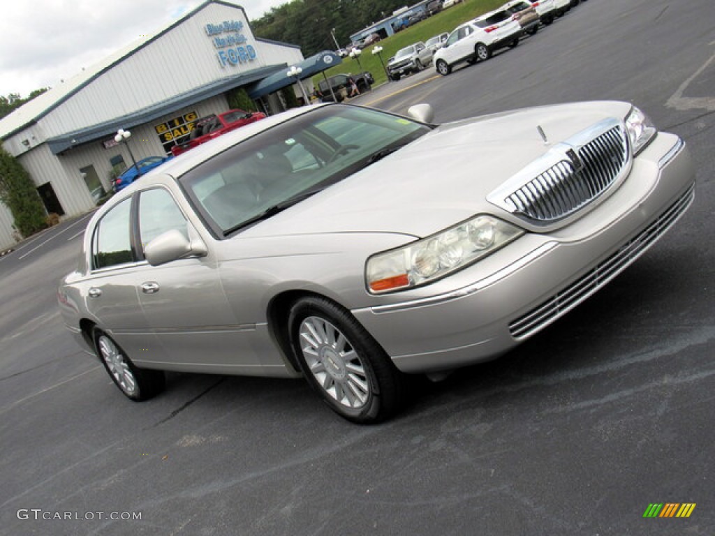 2005 Town Car Signature - Silver Birch Metallic / Light Parchment/Medium Dark Parchment photo #21