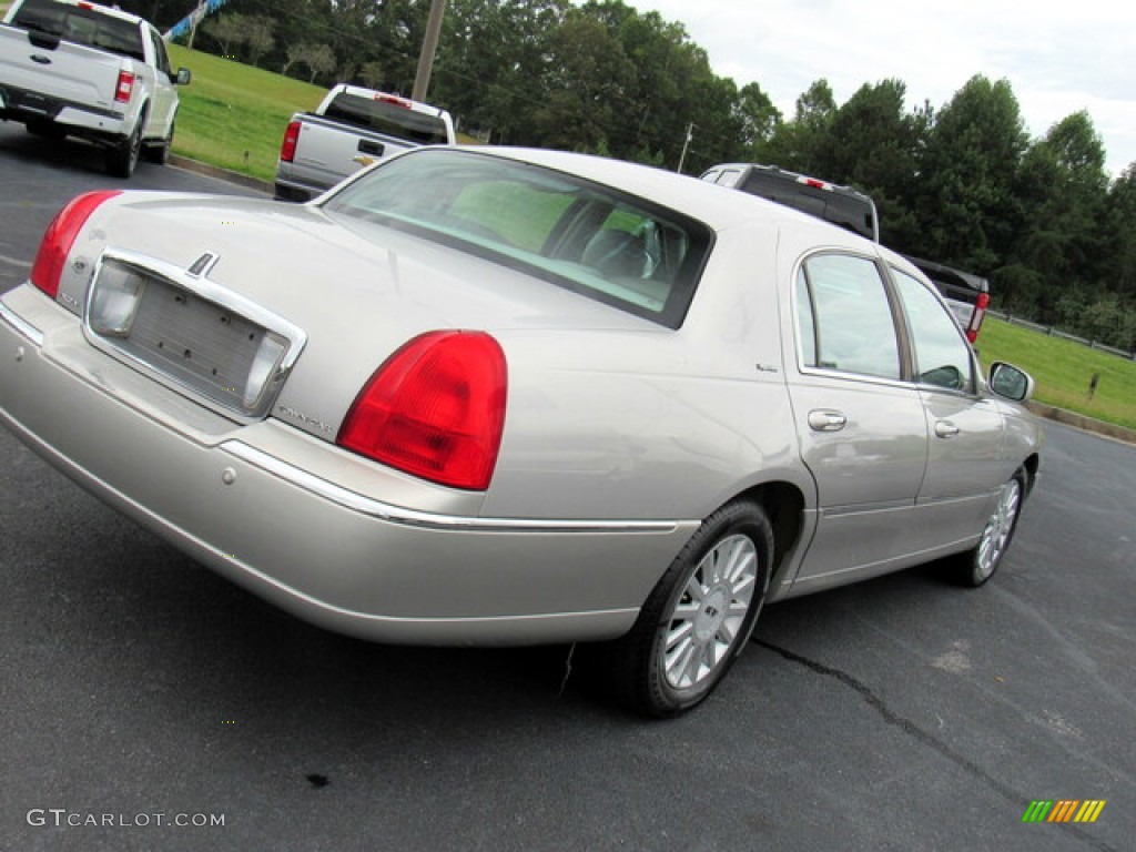 2005 Town Car Signature - Silver Birch Metallic / Light Parchment/Medium Dark Parchment photo #22