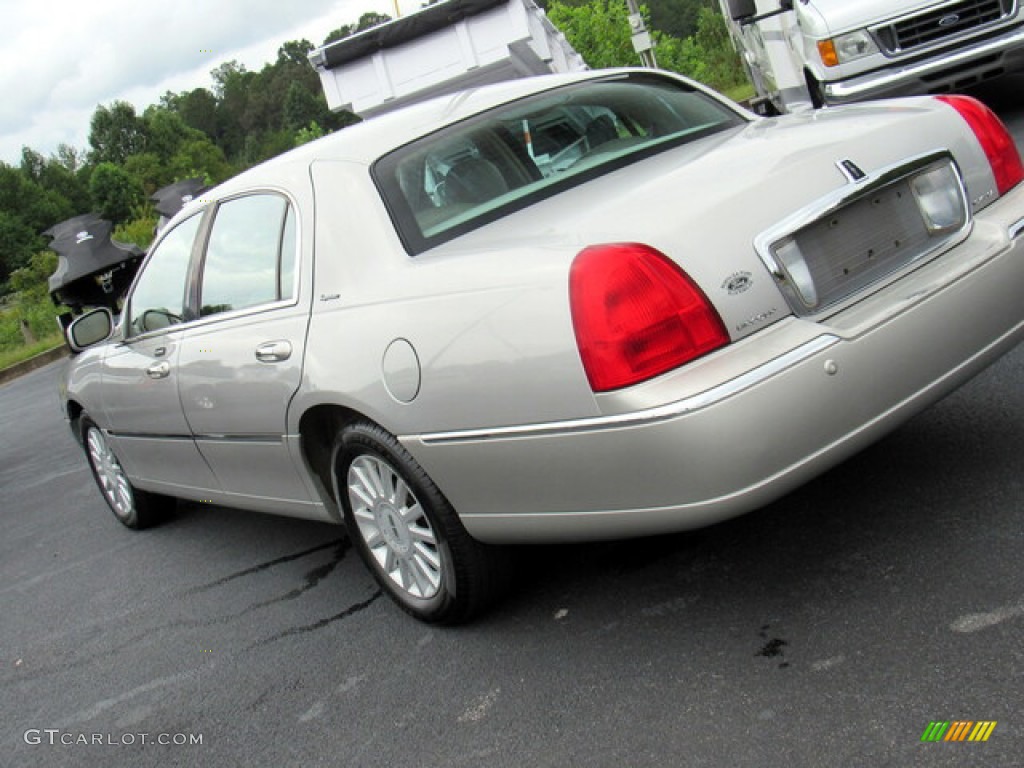 2005 Town Car Signature - Silver Birch Metallic / Light Parchment/Medium Dark Parchment photo #23