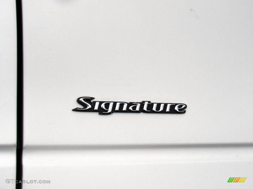 2005 Town Car Signature - Silver Birch Metallic / Light Parchment/Medium Dark Parchment photo #24