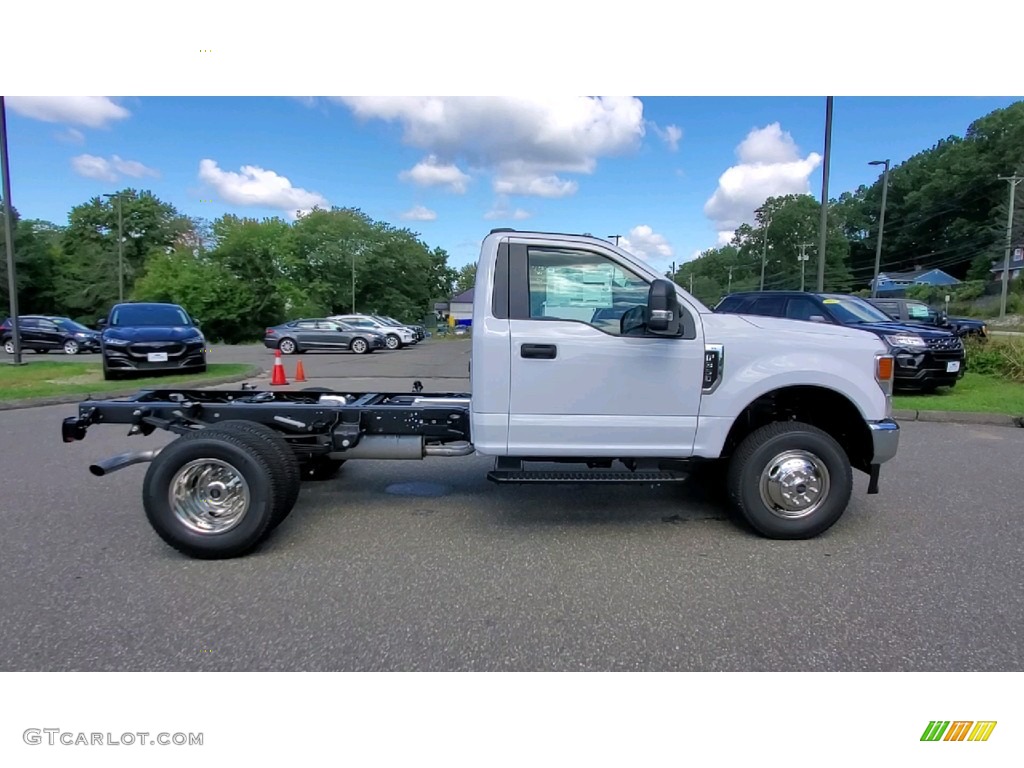 2022 F350 Super Duty XL Regular Cab 4x4 Chassis - Oxford White / Medium Earth Gray photo #8