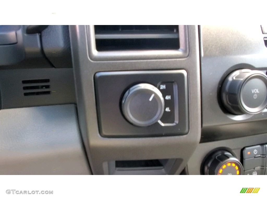 2022 F350 Super Duty XL Regular Cab 4x4 Chassis - Oxford White / Medium Earth Gray photo #15