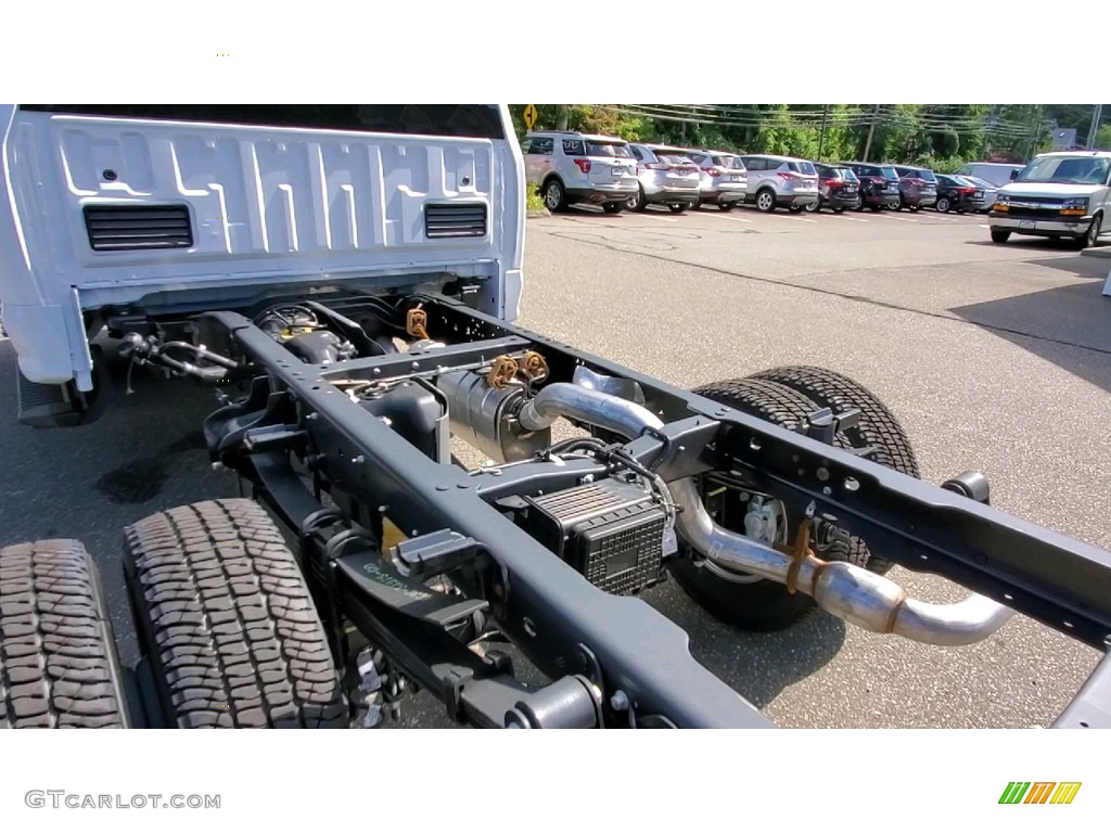2022 F350 Super Duty XL Regular Cab 4x4 Chassis - Oxford White / Medium Earth Gray photo #17