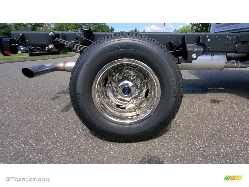 2022 F350 Super Duty XL Regular Cab 4x4 Chassis - Oxford White / Medium Earth Gray photo #18