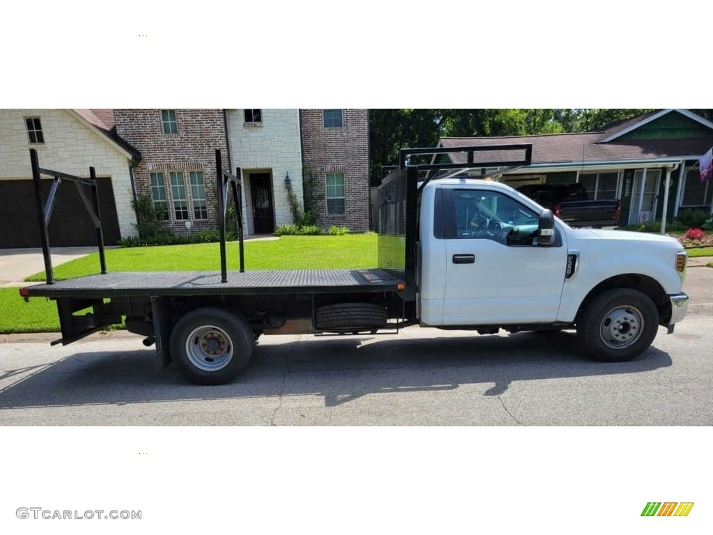 2019 F350 Super Duty XL Regular Cab Chassis - Oxford White / Earth Gray photo #1