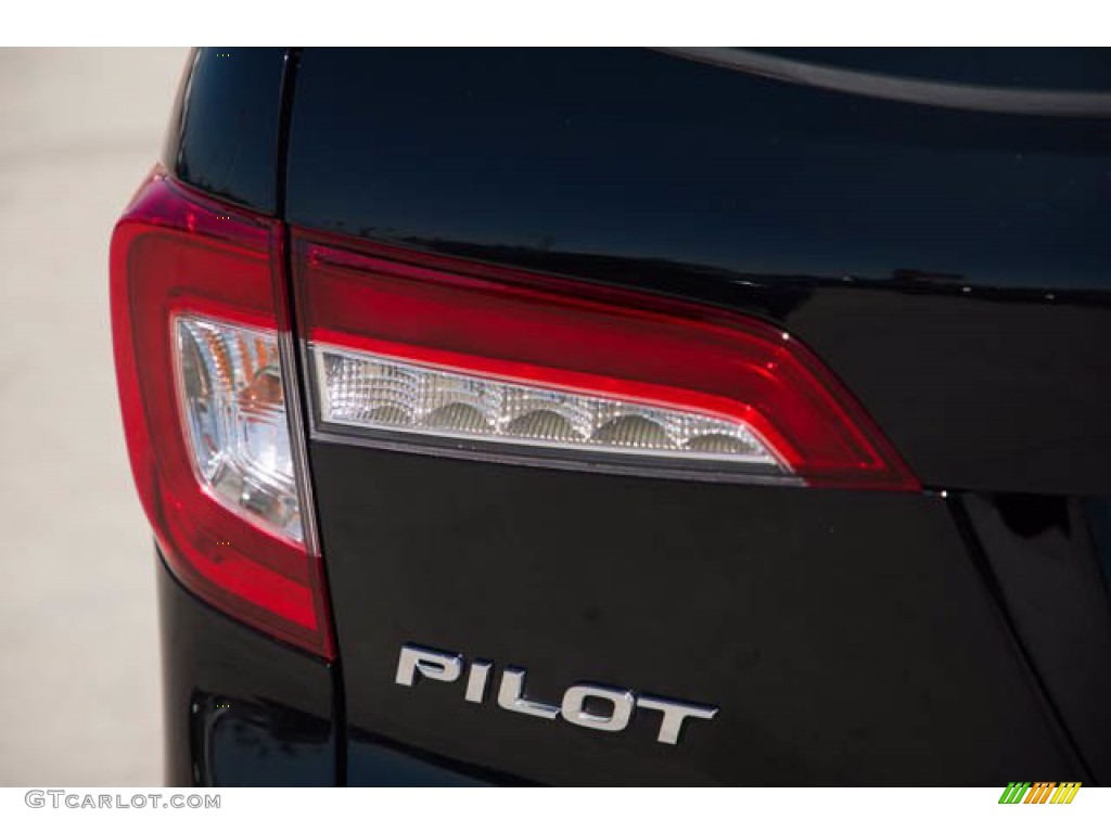 2019 Pilot Touring - Crystal Black Pearl / Beige photo #10