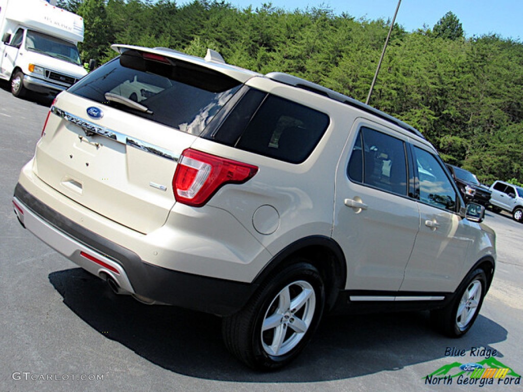 2017 Explorer XLT 4WD - White Gold / Ebony Black photo #27