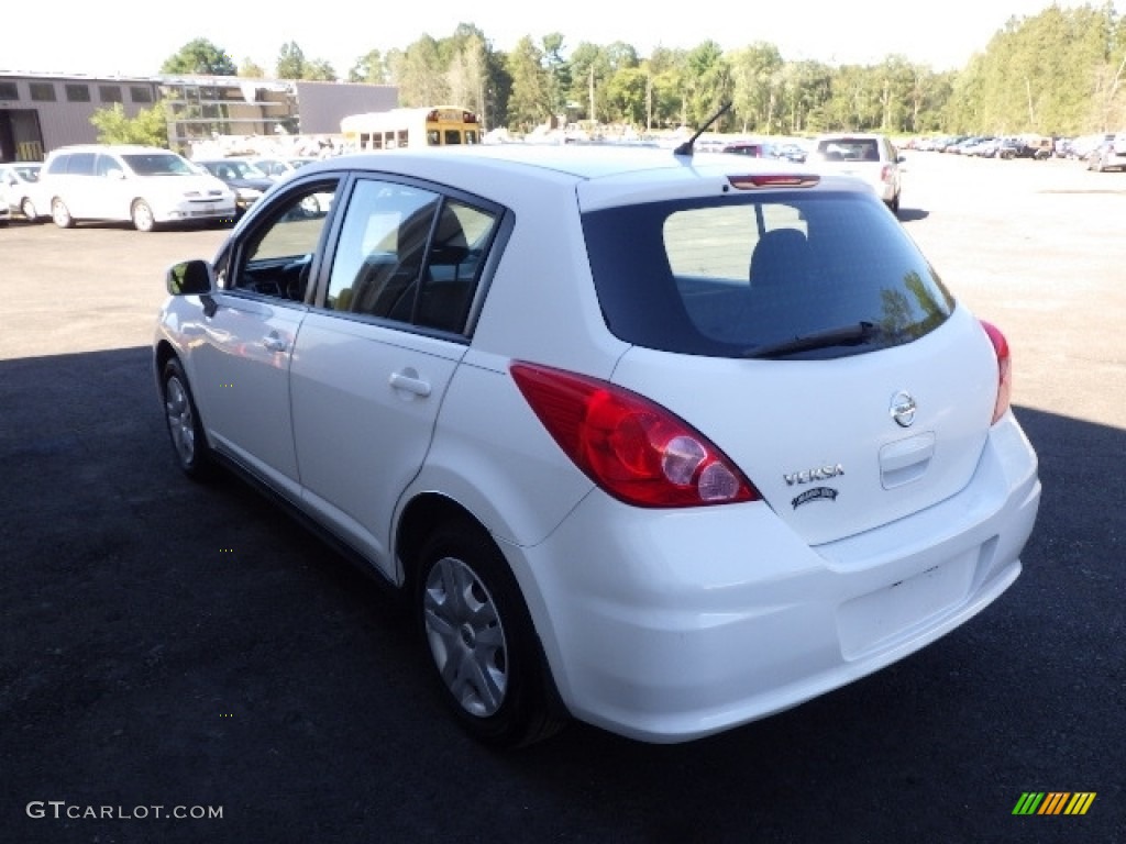 2012 Versa 1.8 S Hatchback - Fresh Powder White / Charcoal photo #4