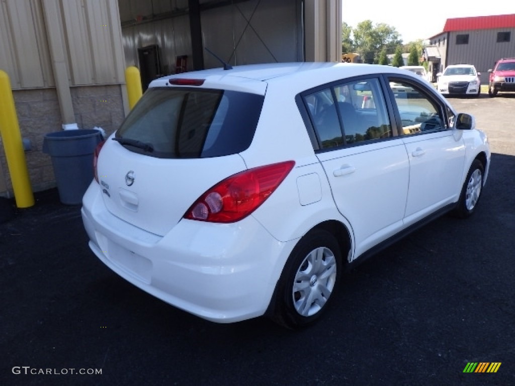 2012 Versa 1.8 S Hatchback - Fresh Powder White / Charcoal photo #6